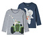 Deux t-shirts à manches longues pour enfants sont superposés. L'un est rayé gris et blanc avec un mouton sur un tracteur vert. L'autre est bleu avec un lapin blanc.