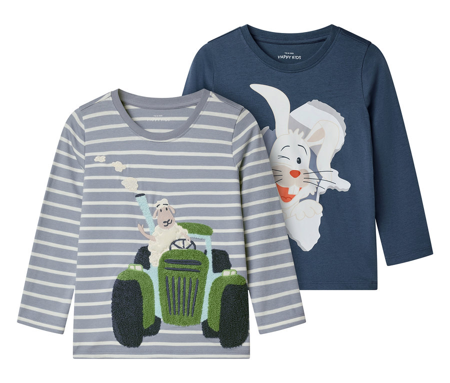 Deux t-shirts à manches longues pour enfants sont superposés. L'un est rayé gris et blanc avec un mouton sur un tracteur vert. L'autre est bleu avec un lapin blanc.