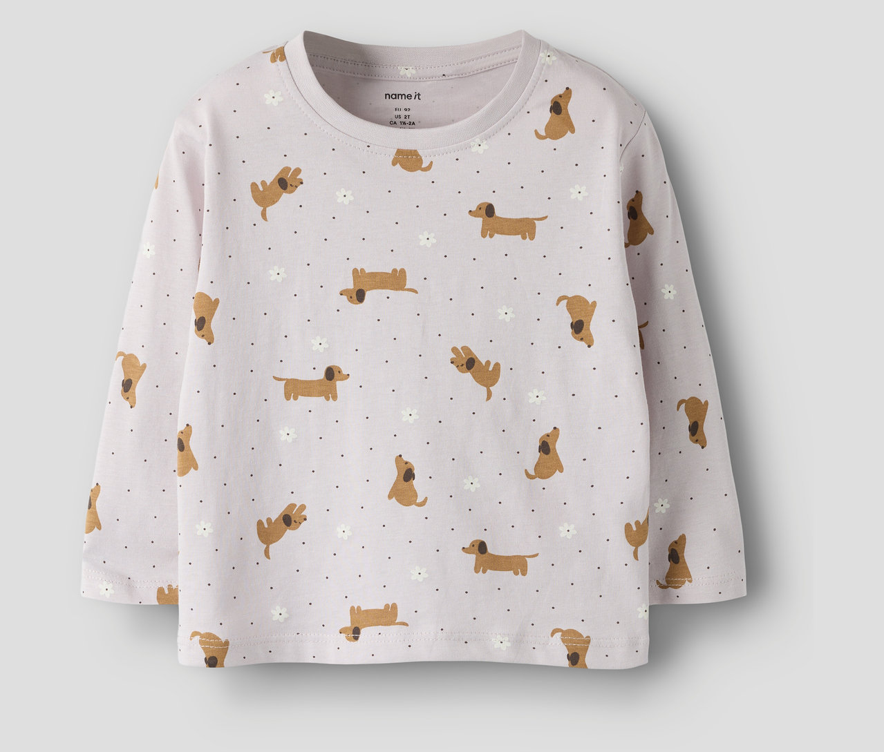 Un t-shirt à manches longues NAME IT avec un motif de teckels et de fleurs.