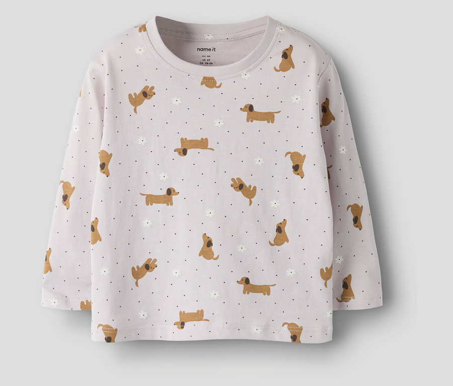 Un t-shirt à manches longues NAME IT avec un motif de teckels et de fleurs.