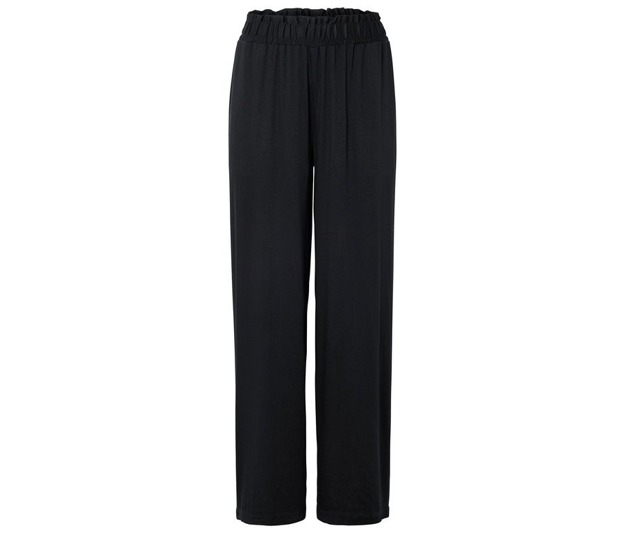 Un long pantalon noir avec une taille élastique est étalé sur un fond blanc.