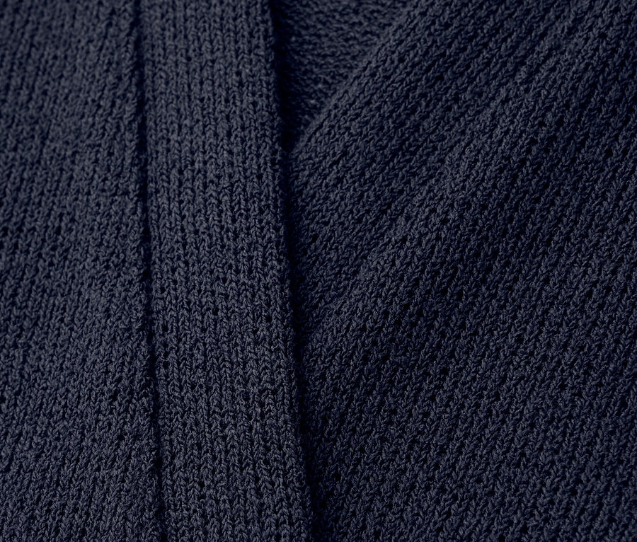 Gros plan sur un cardigan bleu marine Street One avec un col en V.