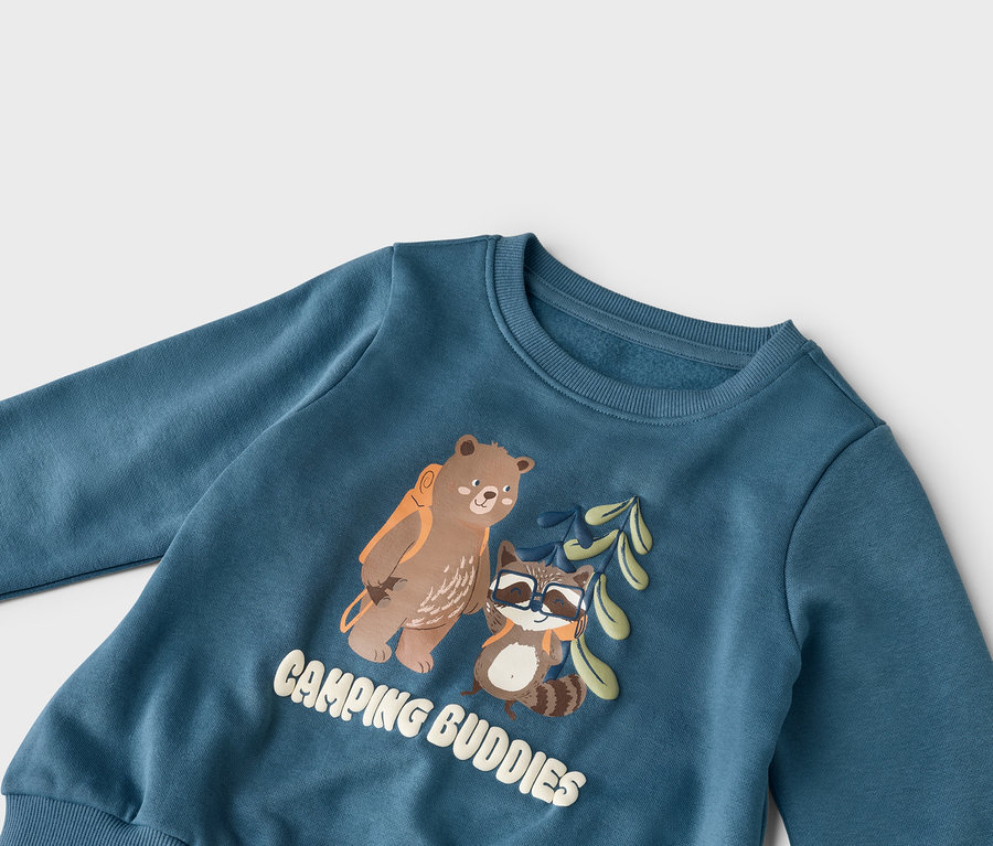 Sweat-shirt bleu avec un ours et un raton laveur portant des sacs à dos et l'inscription "Camping Buddies".