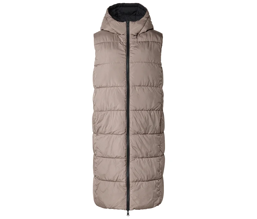 Long gilet taupe matelassé sans manches avec capuche et fermeture éclair noire.