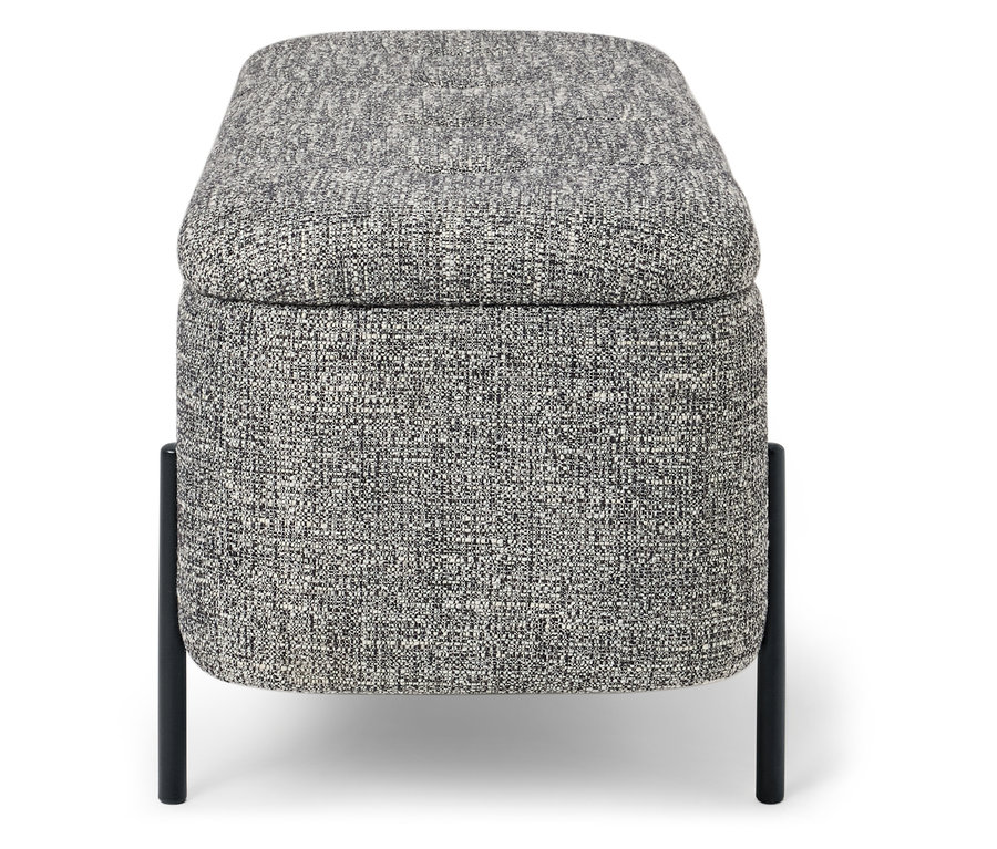 Ottomane rembourrée grise avec pieds en métal noir.