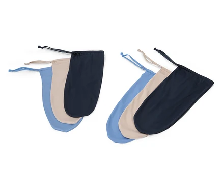 Trois sacs en tissu avec cordon de serrage en bleu, beige et noir sont posés sur un fond blanc.