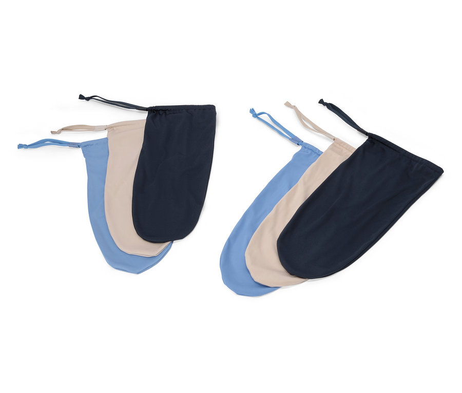 Trois sacs en tissu avec cordon de serrage en bleu, beige et noir sont posés sur un fond blanc.