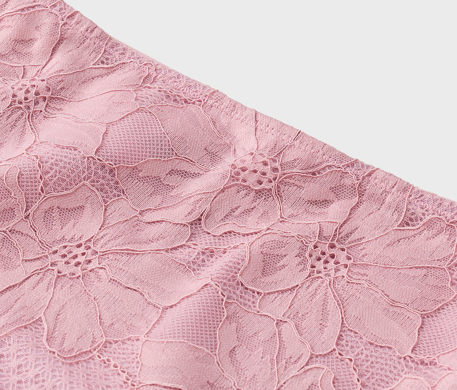 Gros plan de dentelle rose avec motif floral.
