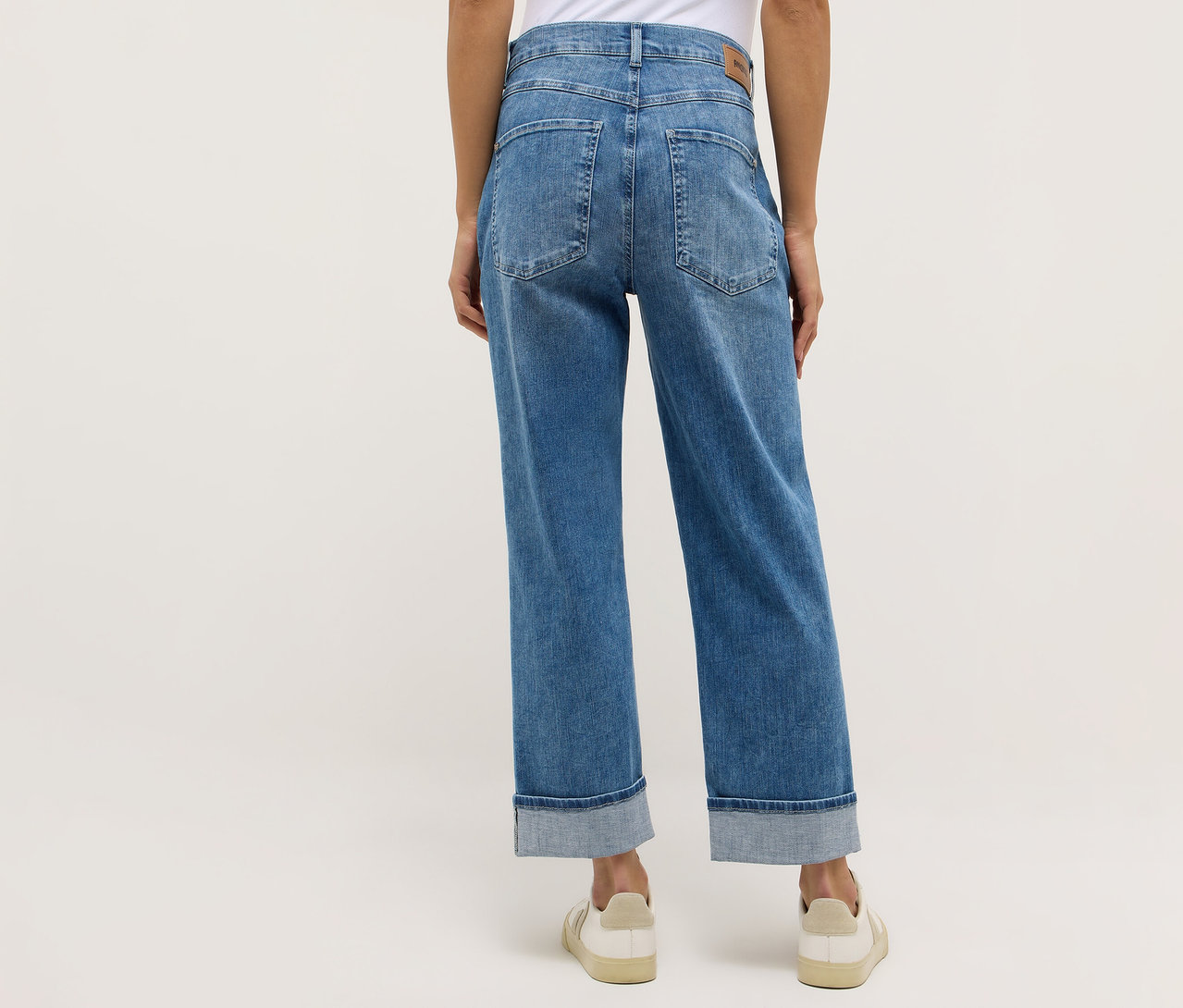 Personne vue de dos portant un Angels Denim « Liberta » et des chaussures couleur crème.