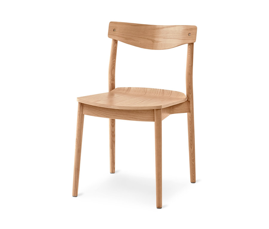 Chaise en bois clair avec un dossier et une assise incurvés, et des pieds fins.