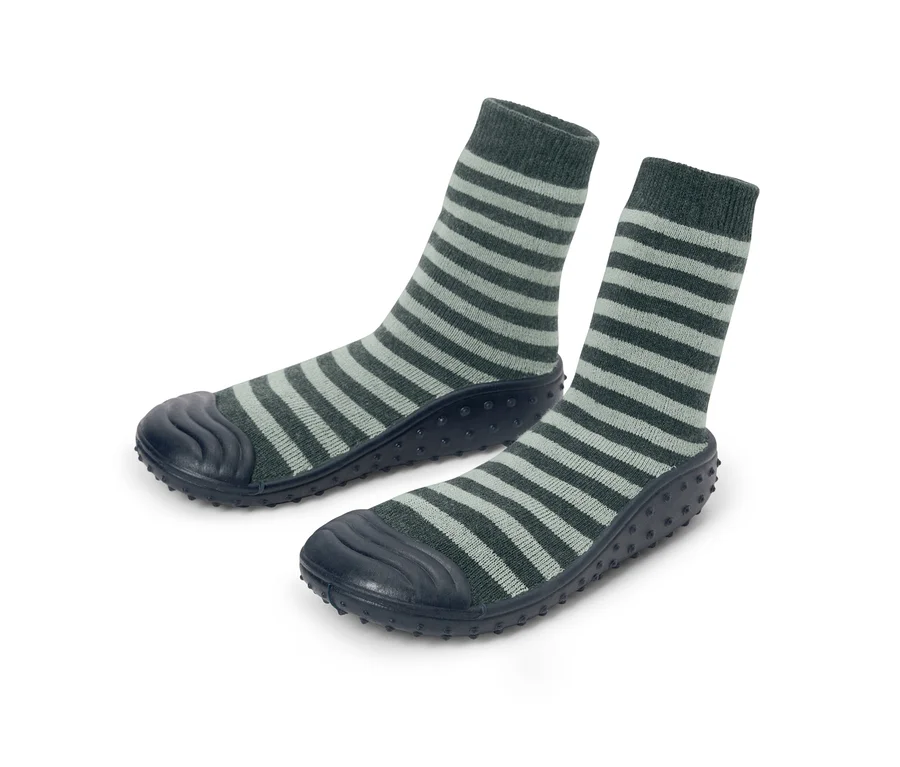 Deux chaussettes antidérapantes rayées grises pour enfants avec des semelles bleu foncé.