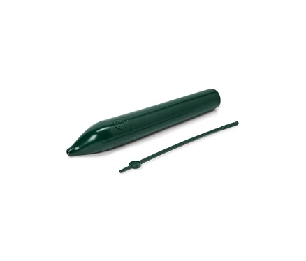 Un pic d'arrosage ou tuteur de plante vert foncé et pointu est posé à côté d'une fine attache végétale verte et flexible sur un fond blanc.