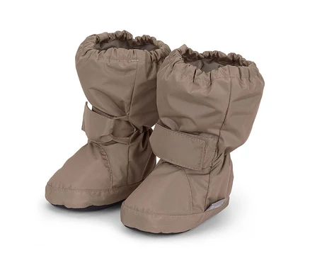 Une paire de chaussons bébé beiges avec des bords élastiques et des fermetures velcro.