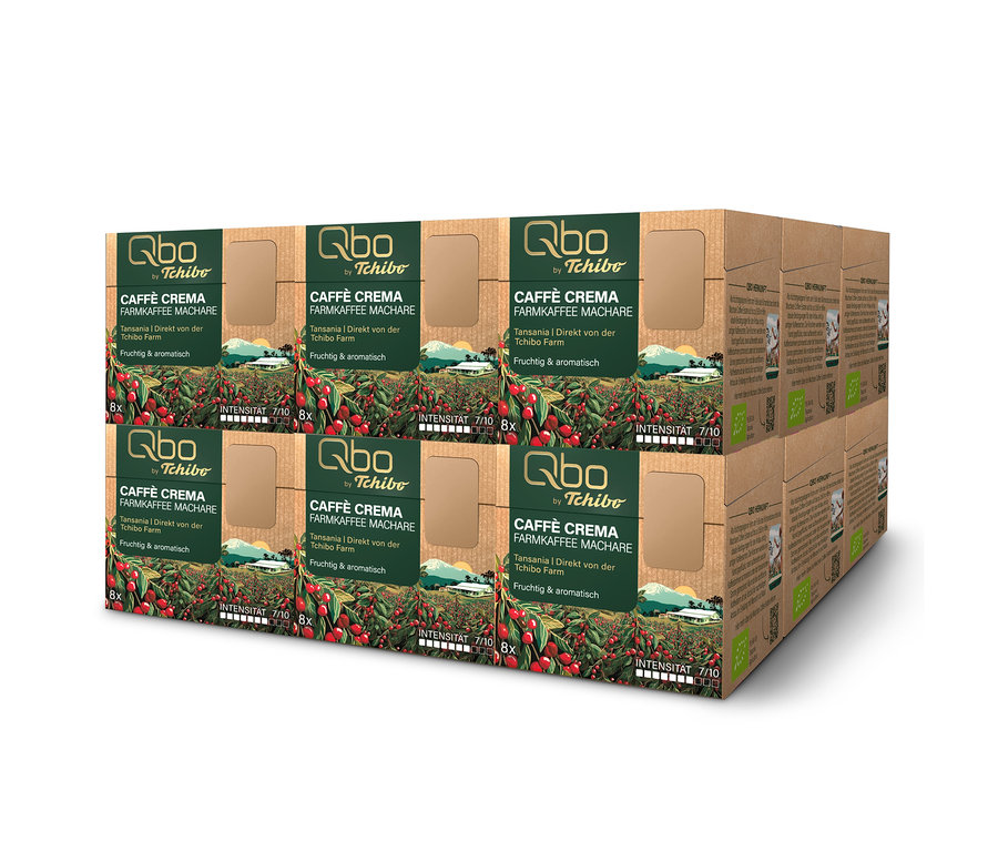 Pile de boîtes en carton marron de capsules de café Qbo by Tchibo Caffè Crema FARMKAFFEE MACHARE. Chaque boîte contient 8 capsules et présente des plants de café, le texte "Tansania | Direkt von der Tchibo Farm", "Fruchtig & aromatisch" et "Intensität 7/10".