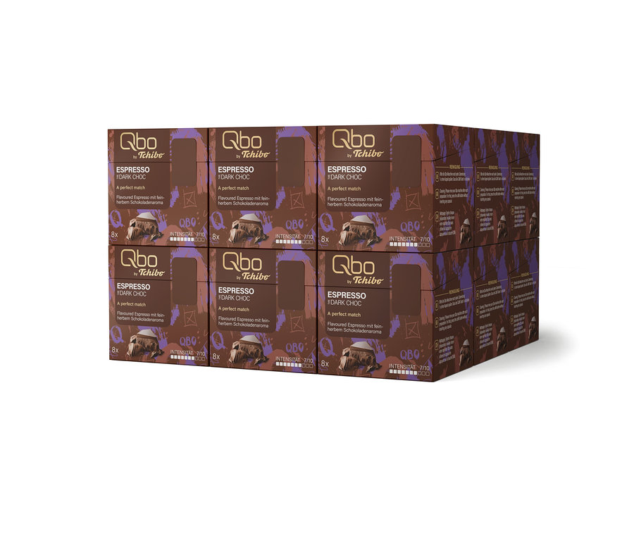 18 boîtes brunes de capsules Qbo by Tchibo Espresso Dark Choc, 8 capsules par boîte, intensité 7/10, 144 capsules au total.