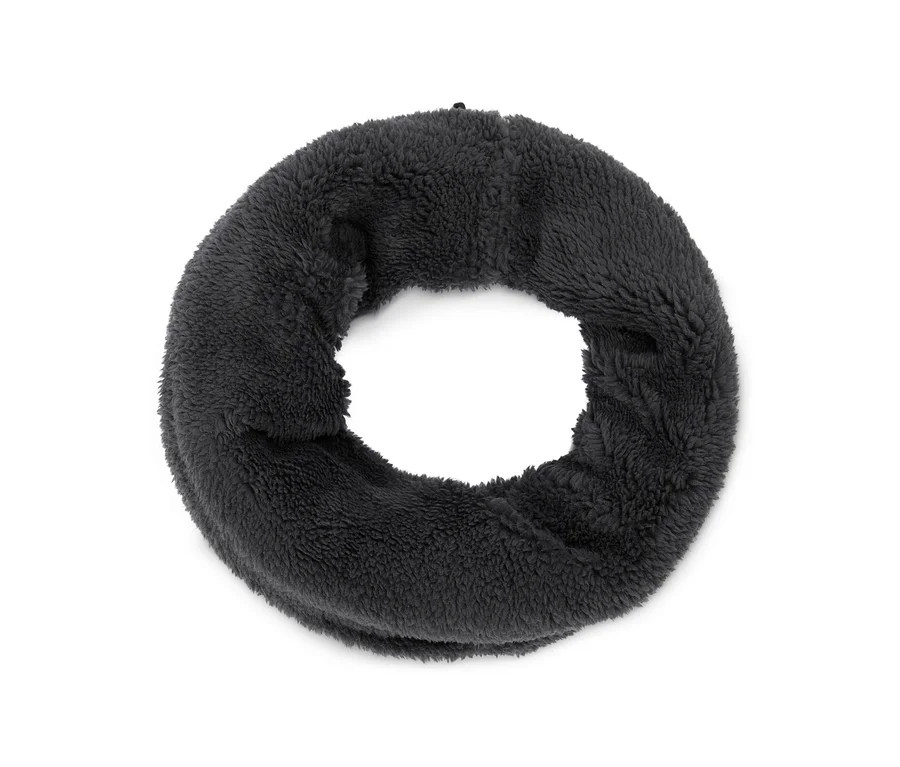 Cache-cou gris foncé et moelleux de forme circulaire, posé sur un fond blanc.