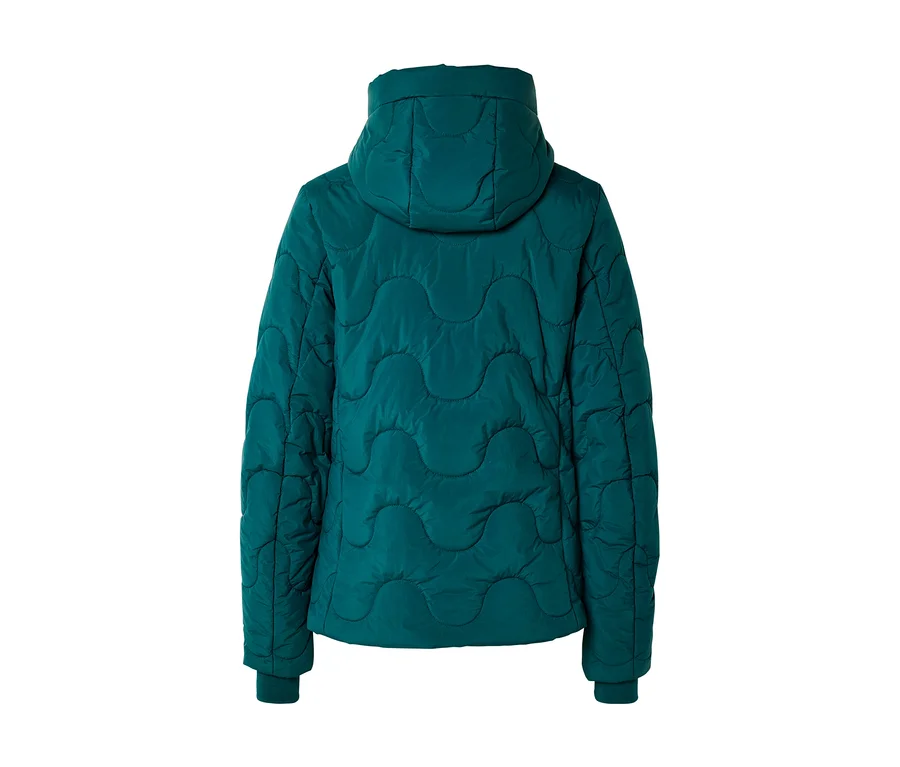 Vue de dos d'une veste matelassée vert sarcelle foncé avec un motif ondulé, une capuche et des poignets côtelés.