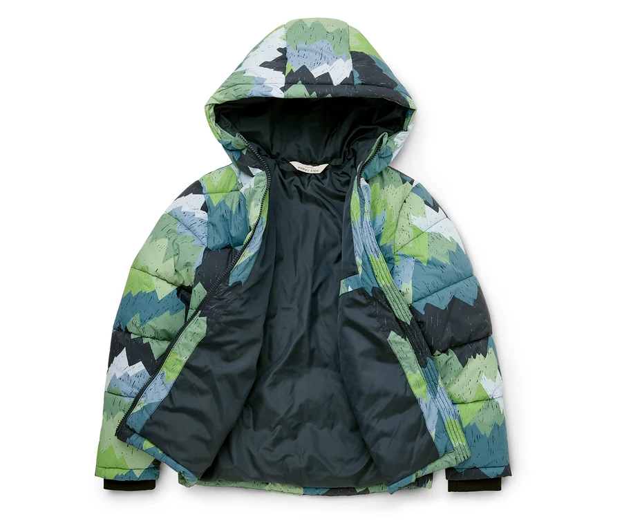 Doudoune à capuche à motifs verts, bleus et noirs, posée ouverte, avec une doublure foncée.