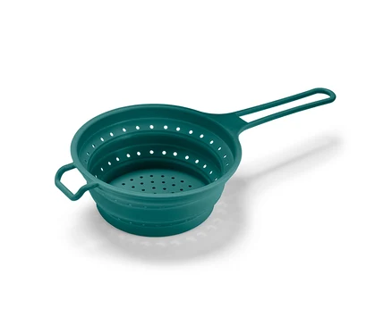 Passoire peu encombrante vert foncé avec une longue poignée et une petite anse, côtés et fond perforés, sur fond blanc.