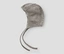 Bonnet de bébé tricoté gris avec bordure en dentelle et liens à nouer.