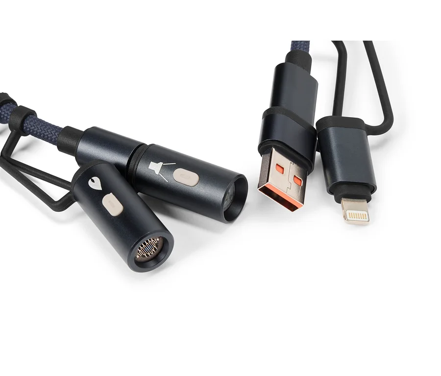 Gros plan d'un câble USB bleu avec des connecteurs USB, iPhone et microphone sur fond blanc.