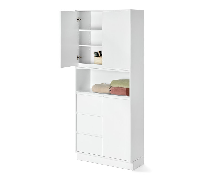 Armoire haute de salle de bain blanche ouverte avec des serviettes et un panier de brosses.
