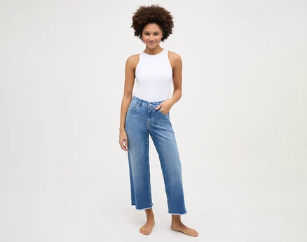 Femme portant un jean Angels « Linn » français, bleu clair.
