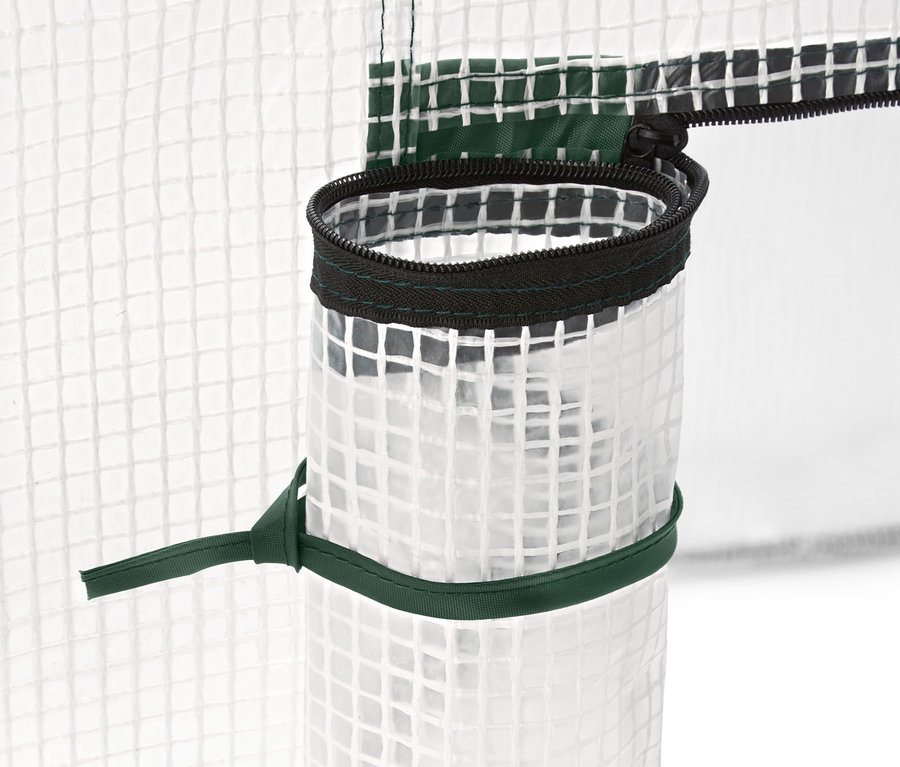 Vue détaillée d'une tente de protection des plantes avec une porte enroulable et une sangle.