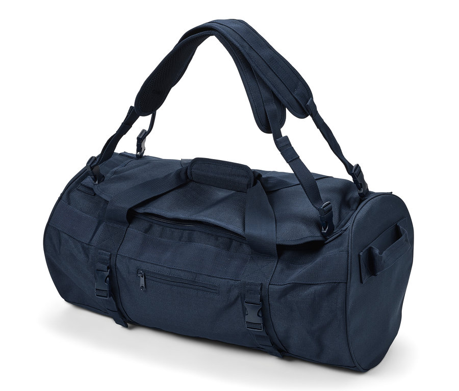 Un sac de voyage et sac à dos bleu marine sur fond blanc.