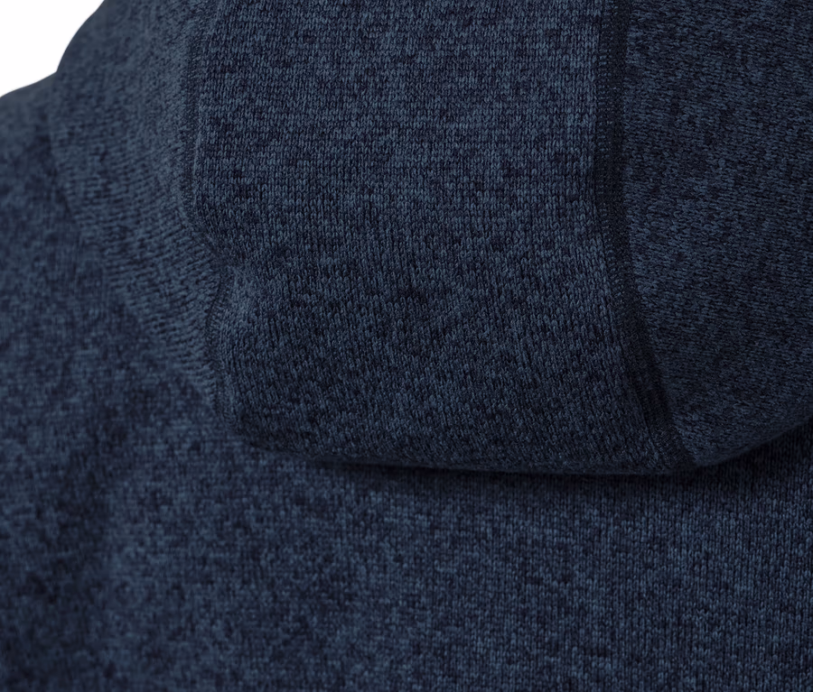 Détail d'une veste en maille polaire bleu foncé.