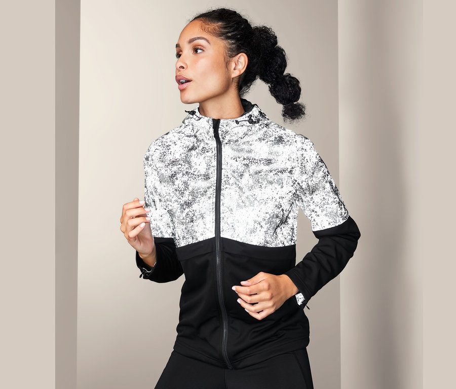 Femme portant une veste réfléchissante softshell.