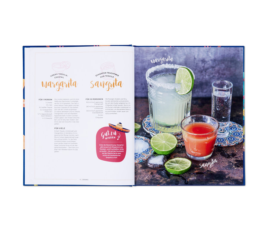 Livre ouvert avec des recettes pour Margarita et Sangrita, à côté d'un verre de Margarita avec du citron vert et un verre de Sangrita, avec le livre « Viva Mexiko ».