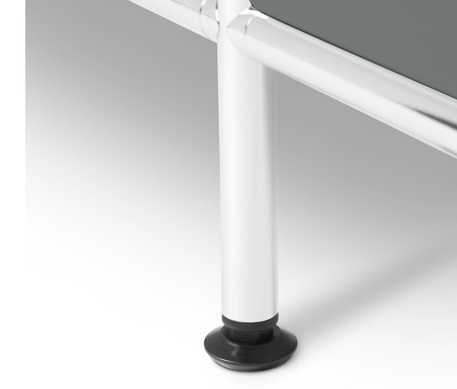 Détail d'un meuble bas en métal « CN3 » gris à abattants.