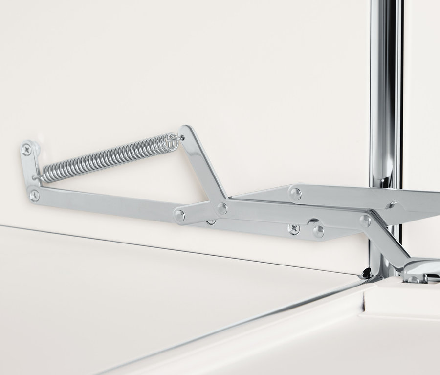 Vue détaillée du mécanisme d'une commode blanche avec compartiments à abattants.