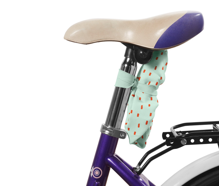 Housse de selle de vélo, enfants avec des points rouges attachée à une selle de vélo.