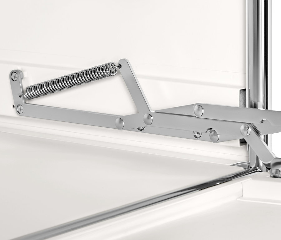 Gros plan d'un système d'armoires en métal blanc « CN3 » avec mécanisme d'ouverture.