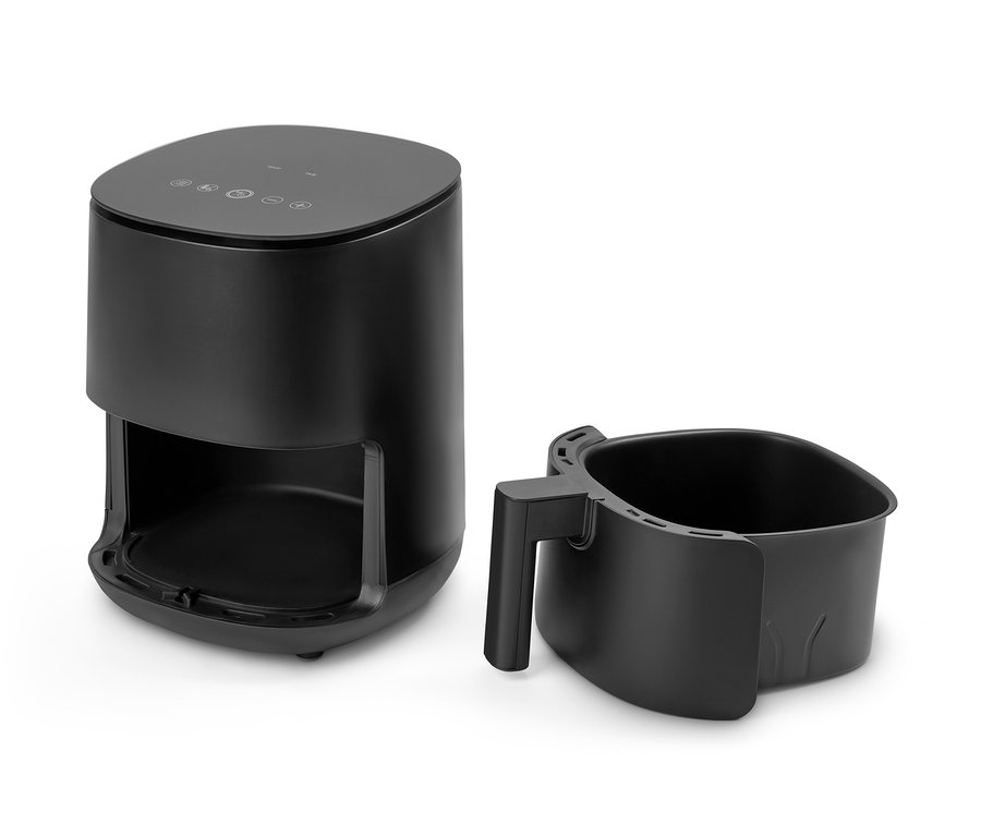 Une friteuse à air numérique noire de Trebs avec son panier amovible sur un fond blanc.