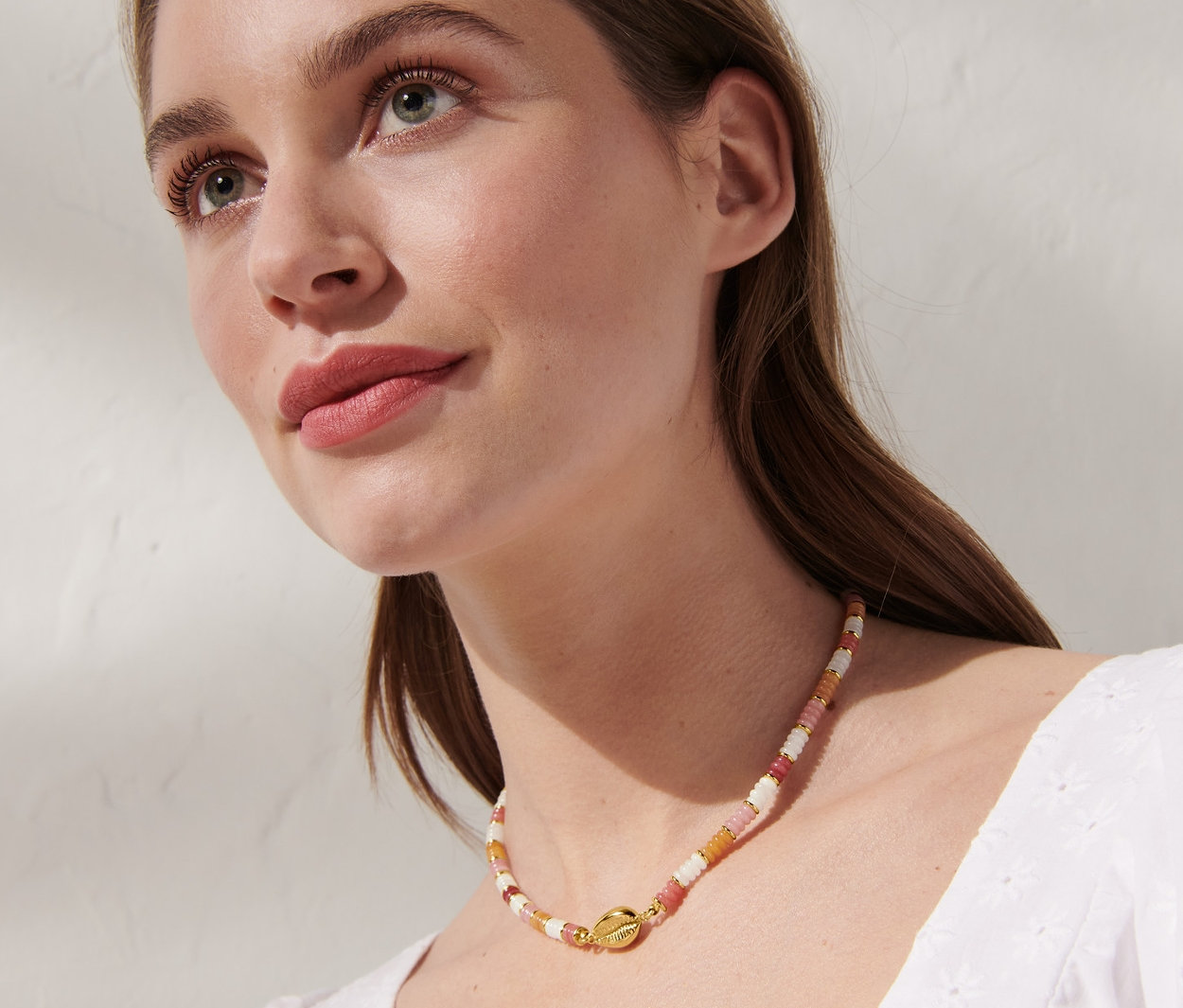 Femme portant un collier « Beach ».