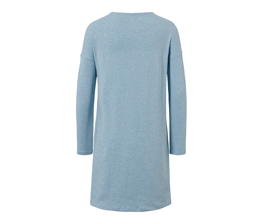 Chemise de nuit bleue à manches longues.