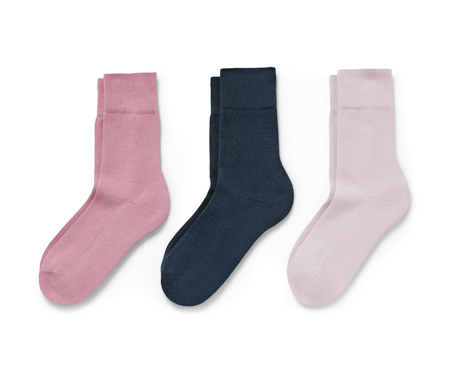 Trois paires de chaussettes roses, bleu marine et rose clair sur fond blanc.