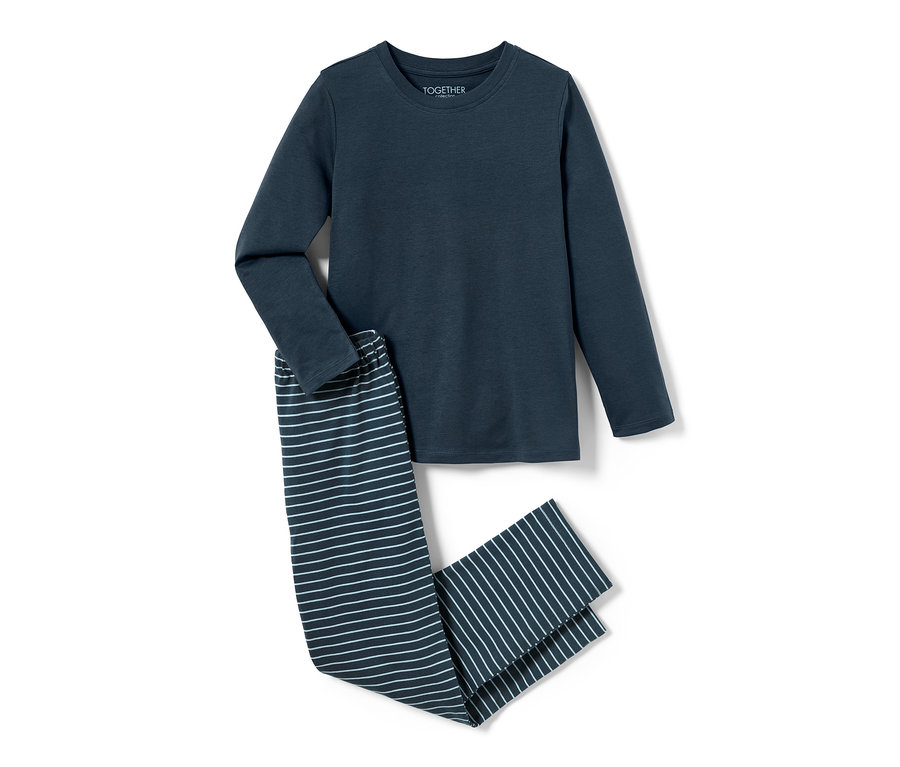 Pyjama bleu pour enfant avec un pantalon rayé.