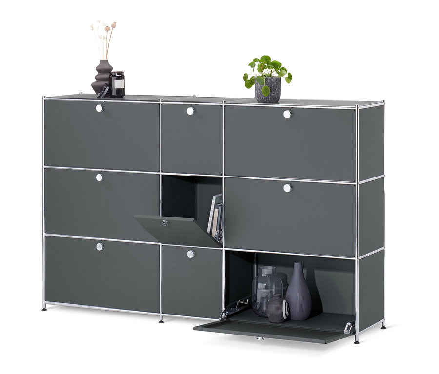 Commode « CN3 » grise avec 9 abattants, dont un ouvert et présentant des livres.