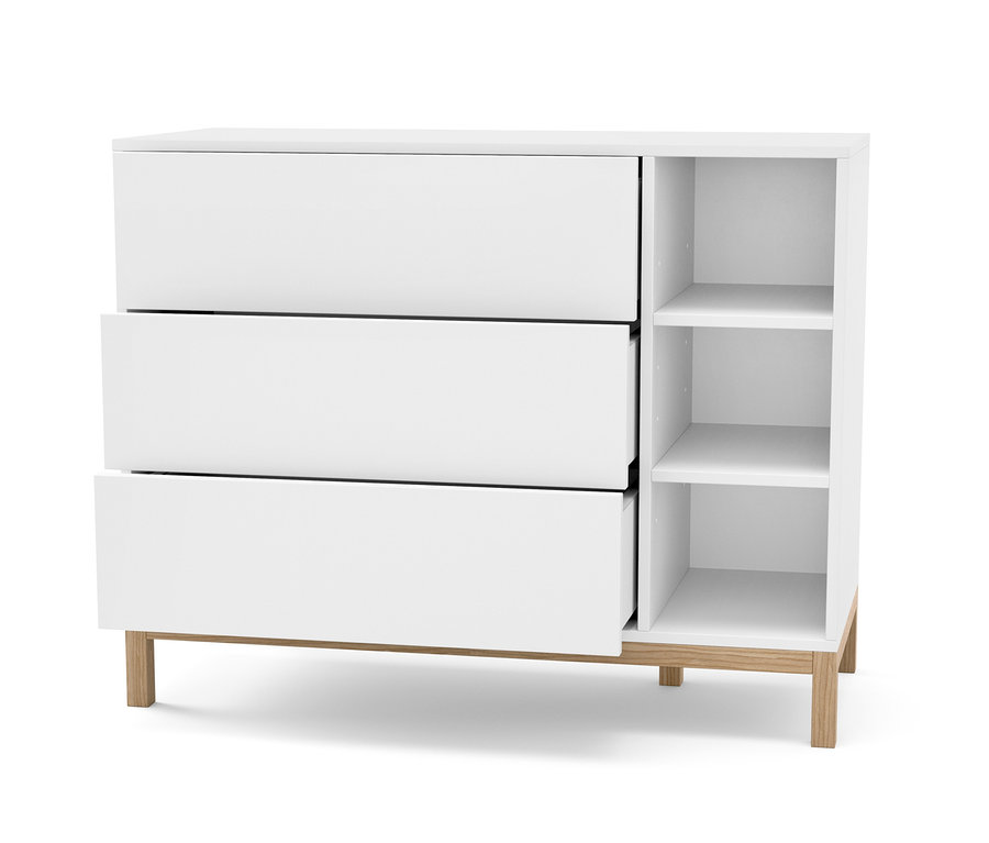 Commode blanche avec trois tiroirs dont un ouvert.