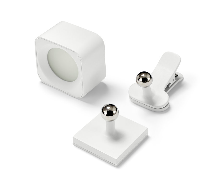 Une applique murale à LED avec batterie, un support magnétique et une pince sur fond blanc.