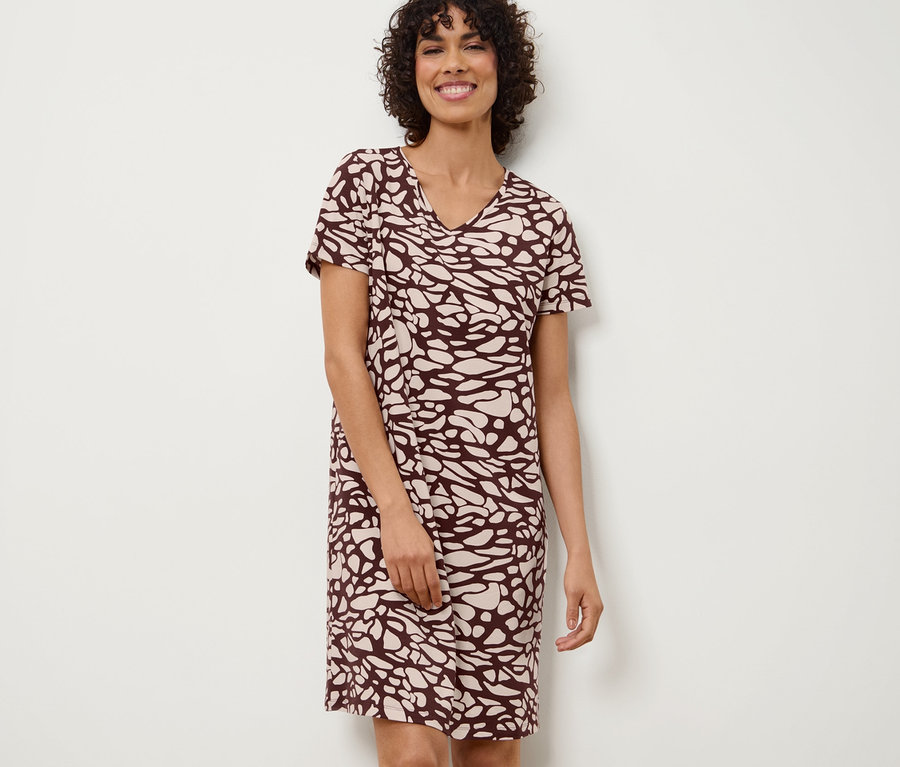 Femme posant portant une chemise de nuit à imprimé intégral.