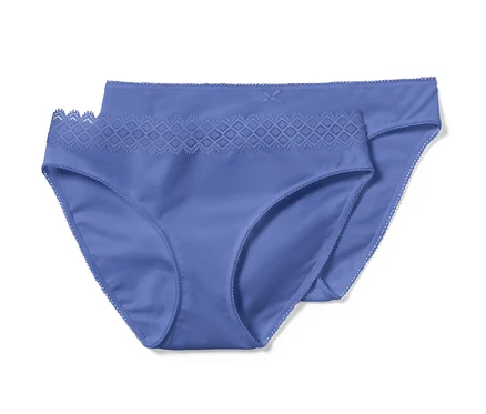 Deux slips bleus.