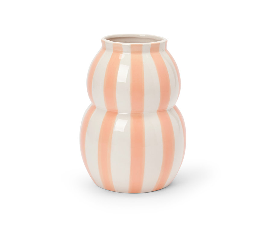 Un petit vase avec des rayures roses sur un fond blanc.