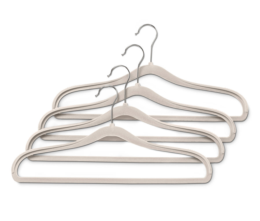 Quatre cintres avec renfort aux épaules sont présentés.