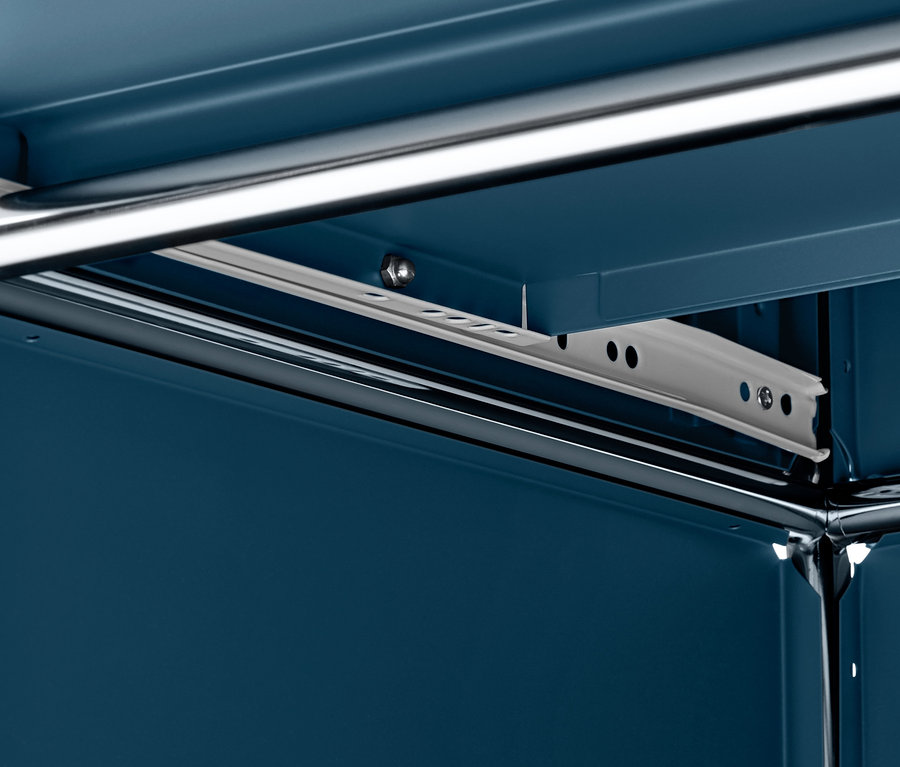 Détail d'une commode bleue « CN3 » avec 2 tiroirs.