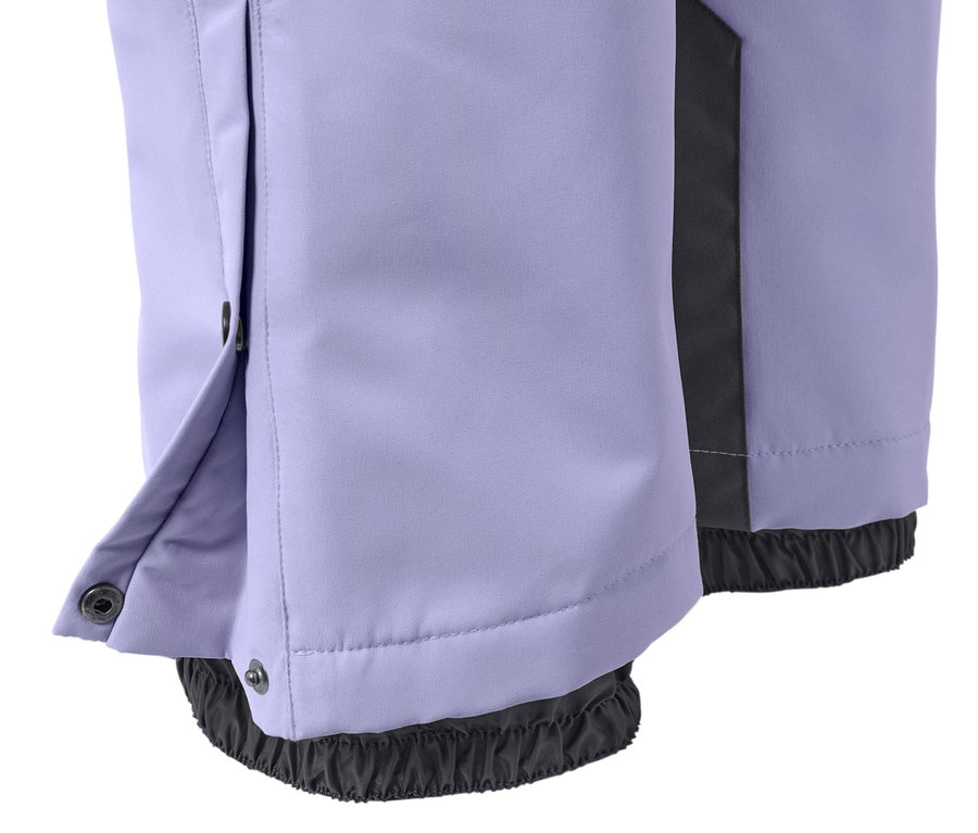 Détail d'un pantalon de ski et de snowboard lilas avec ourlet de jambe ouvert.
